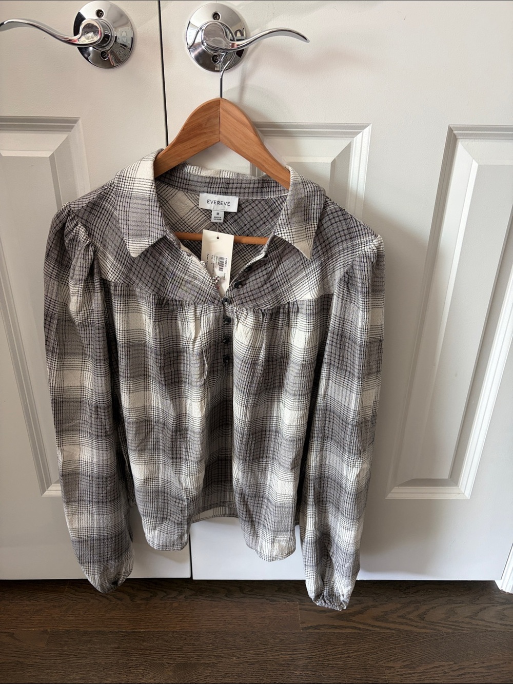 Evereve Gray & White Plaid Button-Up Top